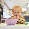 吃飯不再灑滿地！英國 Nana’s Manners 寶寶學習餐具 — 矽膠防滑把手吸盤碗 （丁香紫）